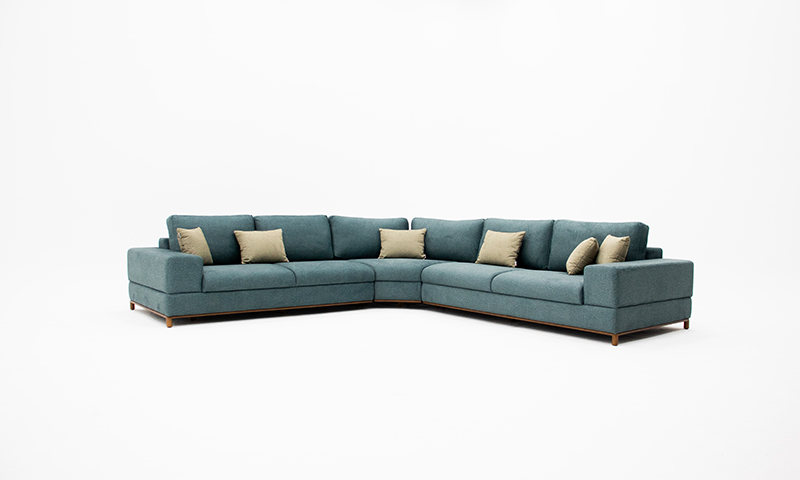 مبل ال آبی رنگ در یک استودیو عکاسی